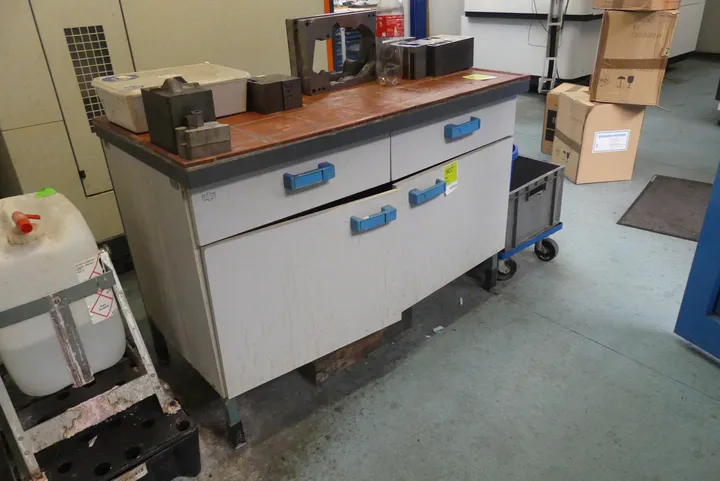 Werkbank, ohne Inhalt Maße in cm ca. 120 x 60 x 85